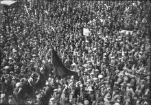 Multitud de ciutadans congregats a la plaça de Sant Jaume en proclamar-se la República 14 d'abril de 1931 (ANC-Fons Brangulí, Fotògrafs)
