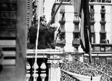 Francesc Macià al balcó de la Generalitat en proclamar-se la República 14 d'abril de 1931 (ANC-Fons Francesc Macià)