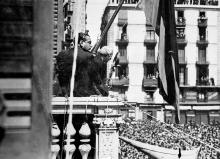 Francesc Macià al balcó de la Generalitat en proclamar-se la República 14 d'abril de 1931 (ANC-Fons Francesc Macià)