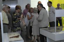 Mª Teresa Peyri Macià a l'oficina de turisme de l'Espai Macià amb uns petits obsequis (Ajuntament de les Borges Blanques)