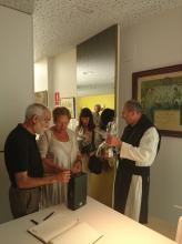Visita de l'abat de Poblet i la directora de l'Arxiu Tarradellas (Núria Pijuan)