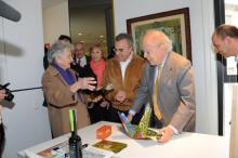 El president Jordi Pujol i la seva dona rebent un obsequi (Ajuntament de les Borges Blanques)